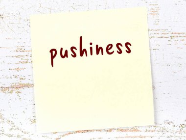 Israrcılık hakkında hatırlatma kavramı. Tahta duvarda üzerinde yazı olan sarı yapışkan kağıt.