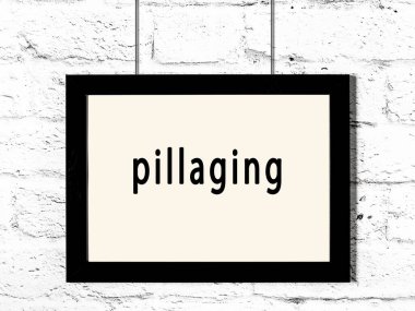 Beyaz tuğla duvara asılmış siyah ahşap çerçeve. 