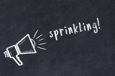 Hoparlör çizimi ve üzerine yazı serpiştirilmiş siyah karatahta.