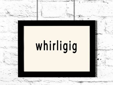 Beyaz tuğla duvara asılı siyah ahşap çerçeve. 