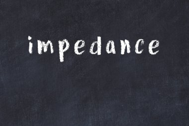 Siyah masaya elle yazılmış tebeşir impedansı