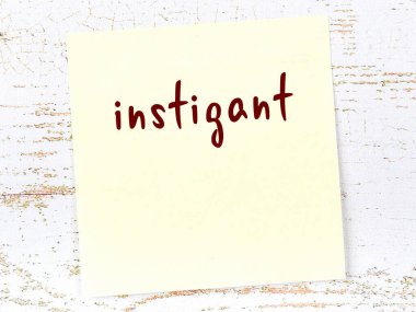 Kışkırtma hakkında hatırlatma kavramı. Tahta duvarda üzerinde yazı olan sarı yapışkan kağıt.