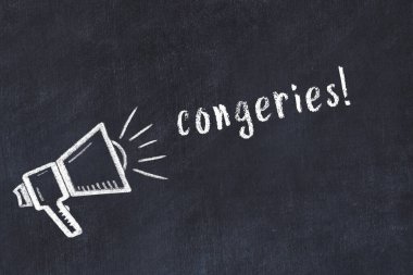 Hoparlör çizimi ve yazıtlar içeren siyah karatahta