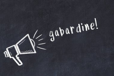 Hoparlör çizimi ve gabardin yazısıyla siyah karatahta