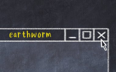 Tarayıcı penceresini sayfa başlığı kazınmış toprak solucanı ile kapatmanın tebeşir çizimi  