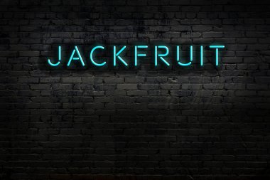 Geceleri duvarda neon levhası var. Yazıt meyvesi.