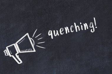 Hoparlörün tebeşir çizimi ve siyah masada söndüren el yazısıyla yazılmış yazı.