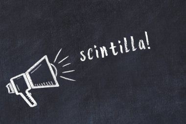 Hoparlörün tebeşir çizimi ve siyah masanın üzerine el yazısıyla yazılmış scintilla.