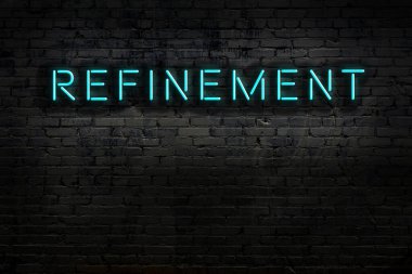 Geceleri duvarda neon levhası var. Yazı inceliği