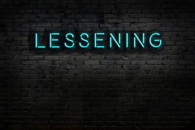 Geceleri duvarda neon levhası var. Yazı azaltılıyor