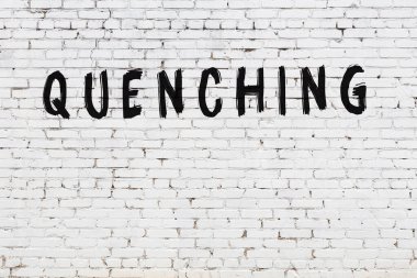 Yazılı beyaz tuğla duvar. Siyah boyayla yazılmış.