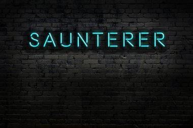 Duvara yazı yazan bir neon levhası. Gece görünümü