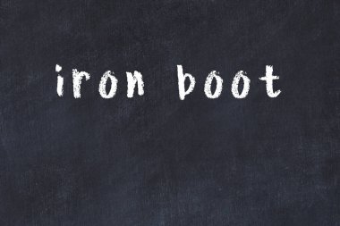 Tebeşir el yazısıyla yazılmış siyah masanın üzerine demir çizme.