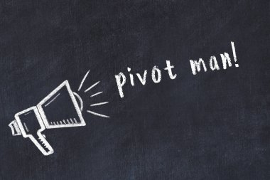 Hoparlörün tebeşir çizimi ve siyah masanın üzerine el yazısıyla yazılmış pivot adam.