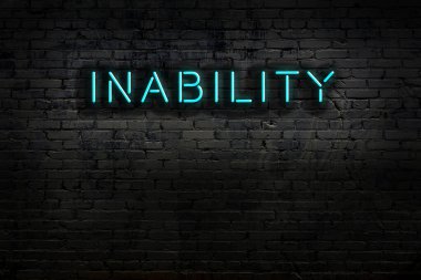 Tuğla duvara karşı yazma kabiliyeti olmayan neon tabela. Gece görünümü