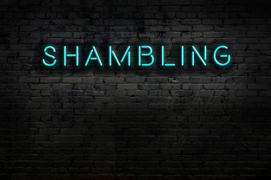 Geceleri duvarda neon levhası var. Yazıt karmaşası