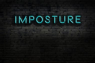 Geceleri duvarda neon levhası var. Yazı sahtekarlığı