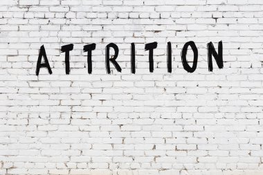 Siyah boyayla el yazısıyla yazılmış beyaz tuğlalı bir duvar.