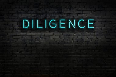 Duvara yazı yazma özentisiyle neon levhası. Gece görünümü