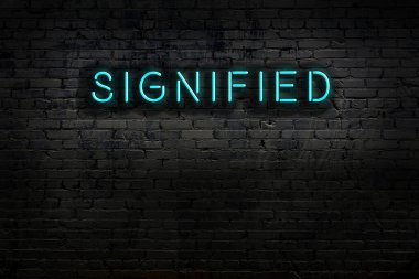 Geceleri duvarda neon levhası var. Yazı işaretlendi