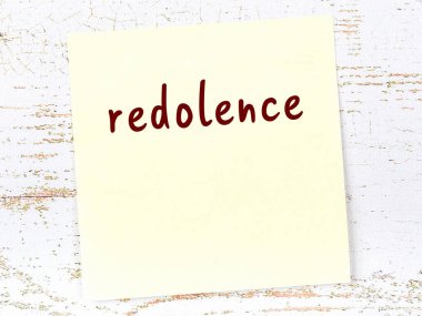 Taziyeyi hatırlatma kavramı. Tahta duvarda üzerinde yazı olan sarı yapışkan kağıt.