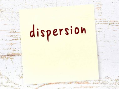 Tahta duvarda el yazısıyla yazılmış sarı yapışkan bir not var.