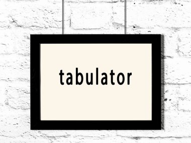 Beyaz tuğla duvarda yazı masası asılı siyah ahşap çerçeve 