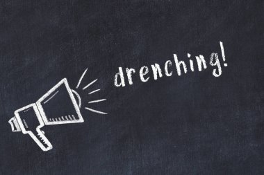 Hoparlör çizimi ve yazıt sırılsıklam olmuş siyah karatahta.