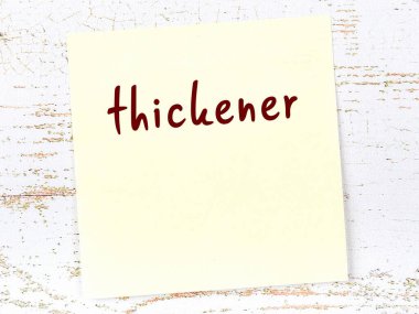 Tahta duvardaki sarı yapışkan nota, el yazısıyla yazması kalınlaştırılmış.