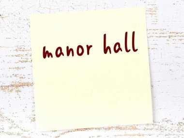 Malikâne hakkında hatırlatma kavramı. Tahta duvarda üzerinde yazı olan sarı yapışkan kağıt.