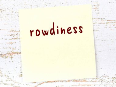 Tahta duvardaki sarı yapışkan notta el yazısı kabadayılık var.