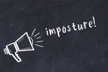 Hoparlörün tebeşir çizimi ve siyah masanın üzerine el yazısıyla yazması sahtekarlık.