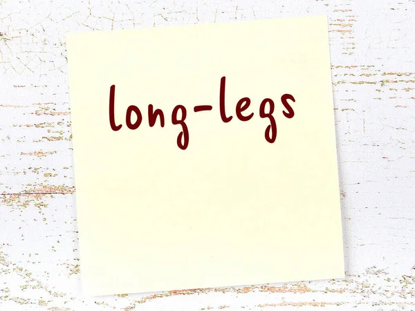 Konzept Der Erinnerung Lange Beine Gelbes Klebriges Blatt Papier Auf — Stockfoto