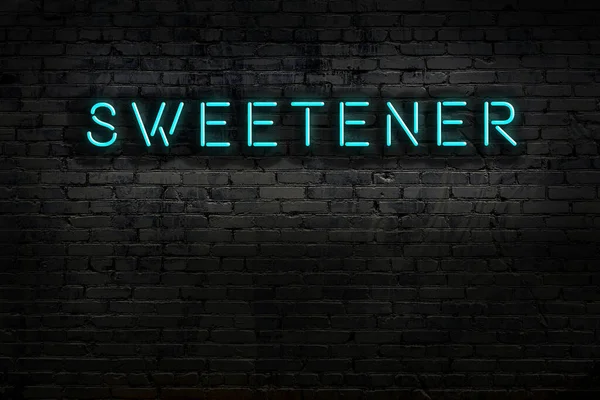 Geceleri duvarda neon levhası var. Yazı tatlandırıcı