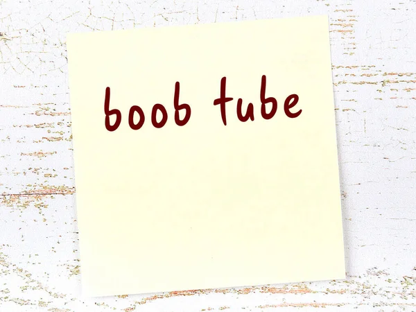 Tahta duvarda el yazısıyla yazılmış göğüs tüpü olan sarı yapışkan bir not.