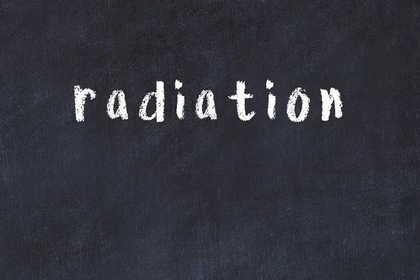 Üzerinde el yazısı radyasyonu olan üniversite yazı tahtası.