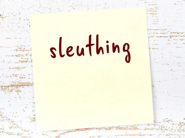 Hafiyelik hakkında bir hatırlatma. Tahta duvarda üzerinde yazı olan sarı yapışkan kağıt.