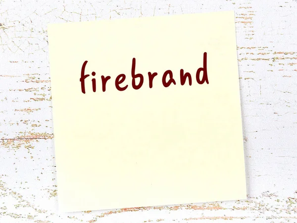 Gelbe Haftnotiz Auf Holzwand Mit Handschriftlicher Aufschrift Firebrand — Stockfoto