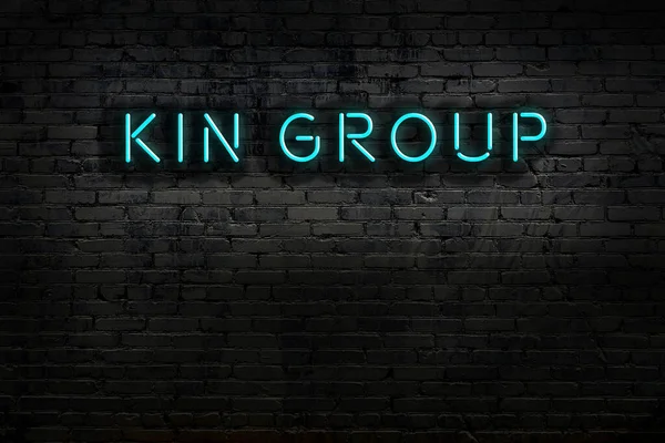 Geceleri duvarda neon levhası var. Yazı grubu