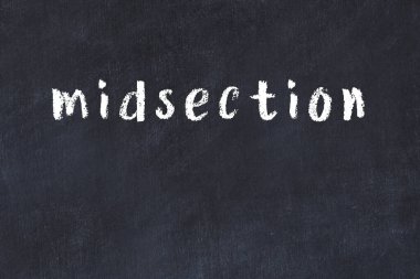 Siyah masanın üzerine elle yazılmış tebeşir yazısı.