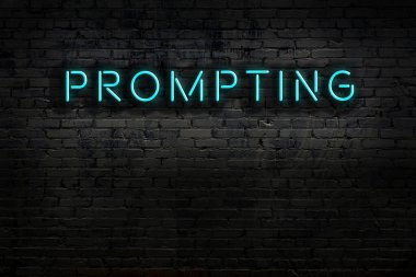 Geceleri duvarda neon levhası var. Yazı istemcisi