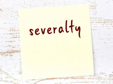 Şiddetle ilgili hatırlatma kavramı. Tahta duvarda üzerinde yazı olan sarı yapışkan kağıt.