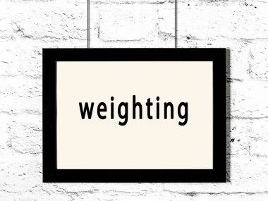 Beyaz tuğla duvara yazılı siyah ahşap çerçeve. 