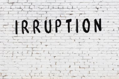 Yazı tahrişi, beyaz tuğla duvara siyah boya ile yazılmış..