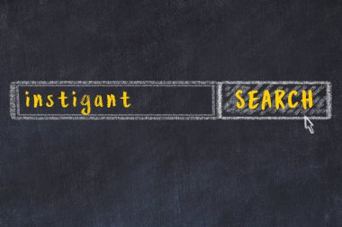 Siyah karatahtaya arama motoru çiziliyor. Azmettirici arama kavramı