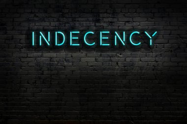 Geceleri duvarda neon levhası var. Yazıt ahlaksızlığı