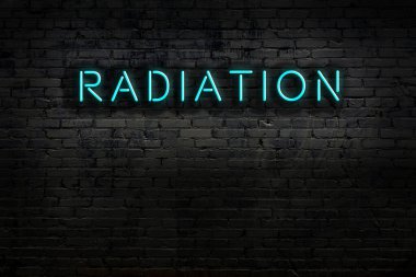 Geceleri duvarda neon levhası var. Yazıt radyasyonu