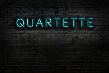 Geceleri duvarda neon levhası var. Yazı dörtlüsü