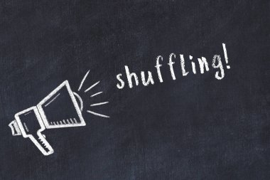 Hoparlörün tebeşir çizimi ve siyah masanın üzerine el yazısıyla yazılmış yazı karıştırma