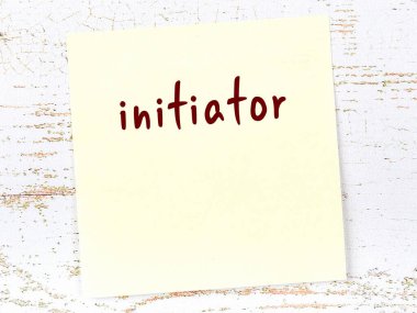 Başlatıcıyla ilgili hatırlatma kavramı. Tahta duvarda üzerinde yazı olan sarı yapışkan kağıt.